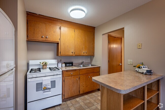 1 Bedroom Small - 510SF - Kitchen - Lyndale Garden