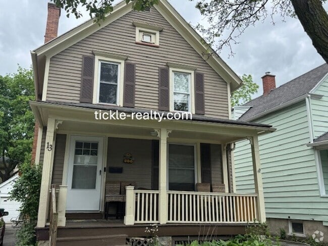 Building Photo - 4 Bedroom Park Ave House - 2 Full Baths, D...