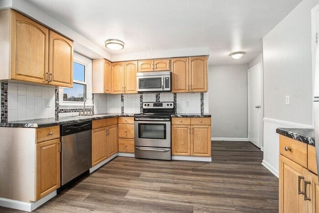 Photo - $1450- 3-Bed/1.5-Bath Town House Duplex, Basement, Garage, 1300 sq. ft. Attractive remodeled mode...