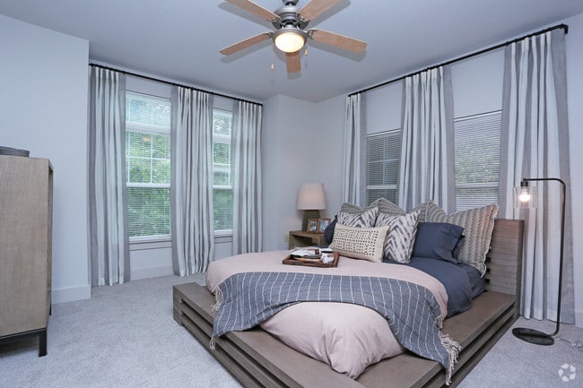 Photo - 10 Perimeter Park