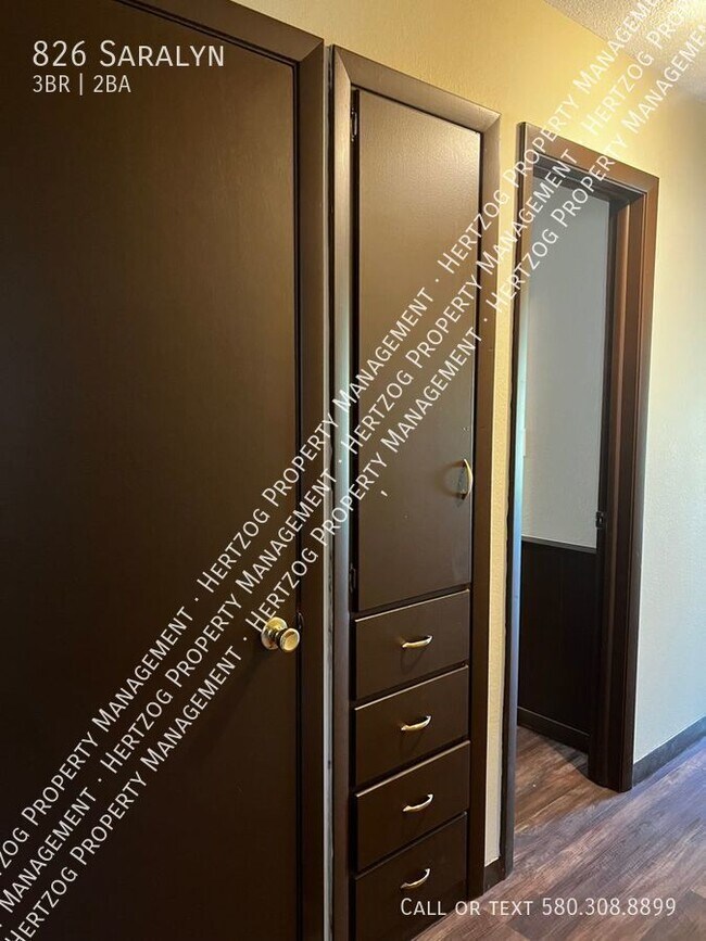 Photo - 826 Saralyn-