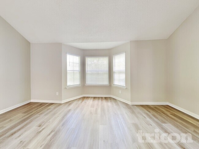 Photo - 1099 Sugarcreek Way