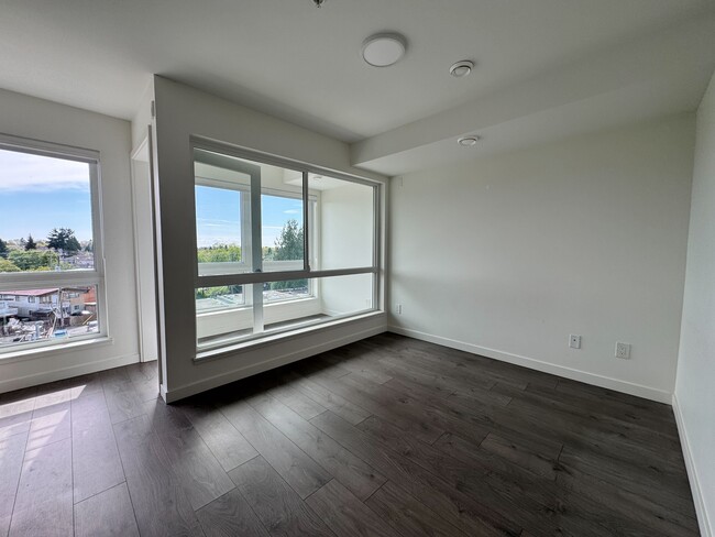 Photo - 2551 Kingsway