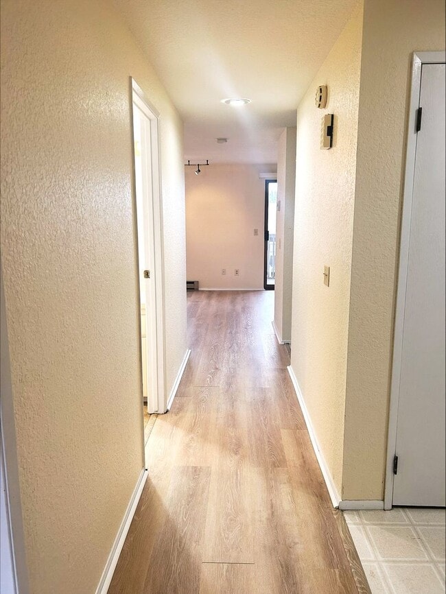 Photo - 2 Bedroom 1.5 Bath Condo Renton - 1 Carpor...