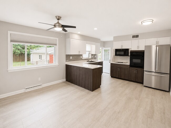 Photo - Huge Renovated 3 Bedroom house in hikespoint!
