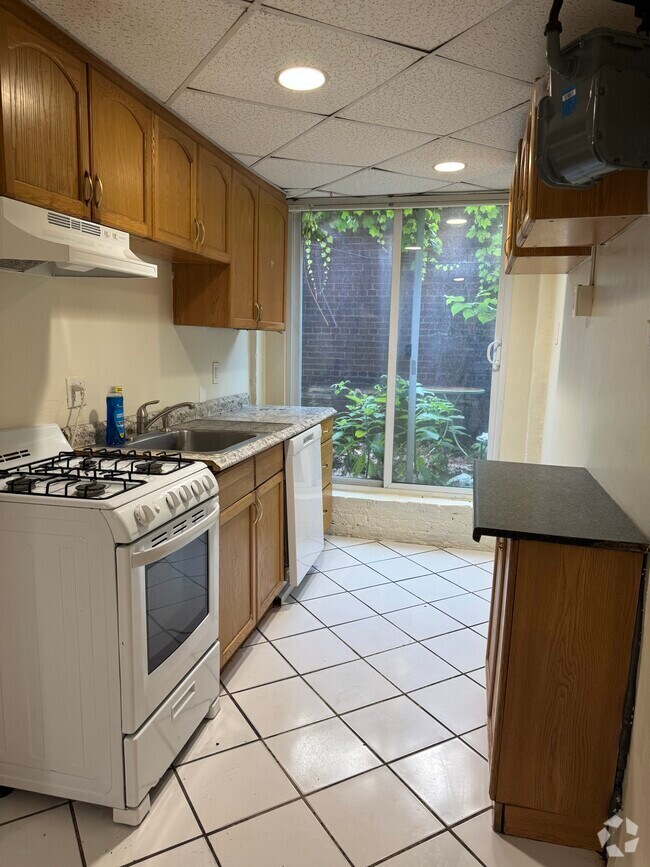 Building Photo - 382 Riverway Unit 3 Rental