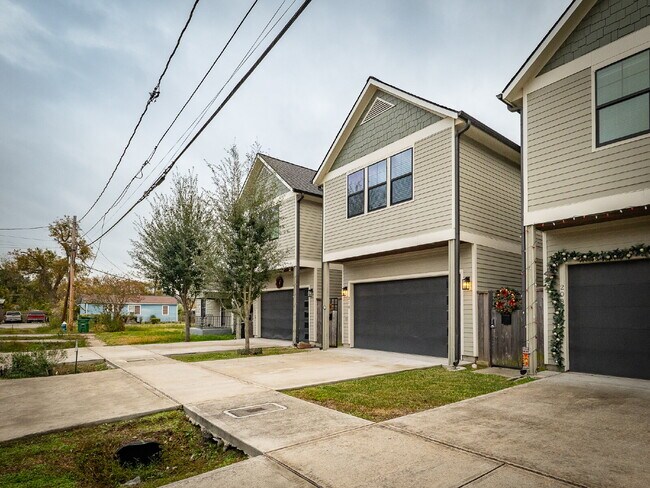 Photo - "Charming 4-Bed Houston Haven with Elegance on East 32nd Street!"