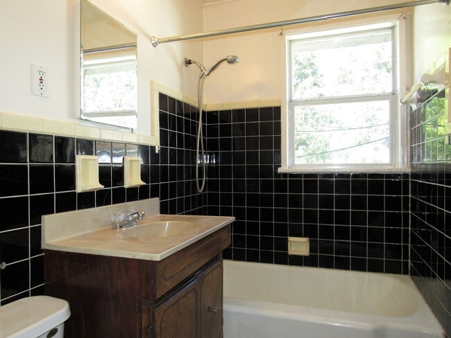 Photo - 111 E Marshall Dr