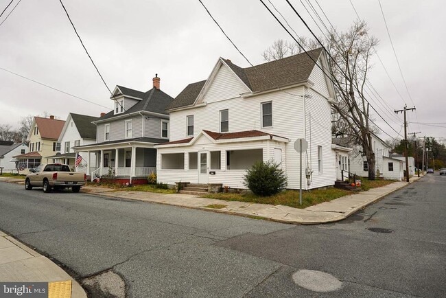 Building Photo - 417 Walnut St Unit 2