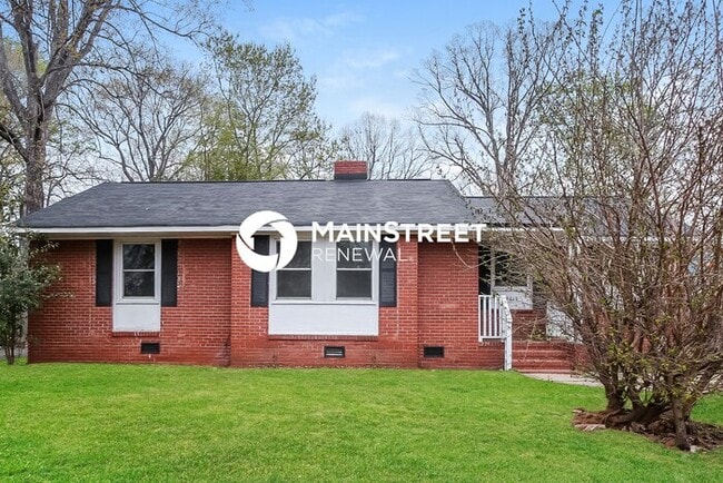 Photo - 4 Bedroom Pet-Friendly Home in Charlotte, NC with Main Street Renewal