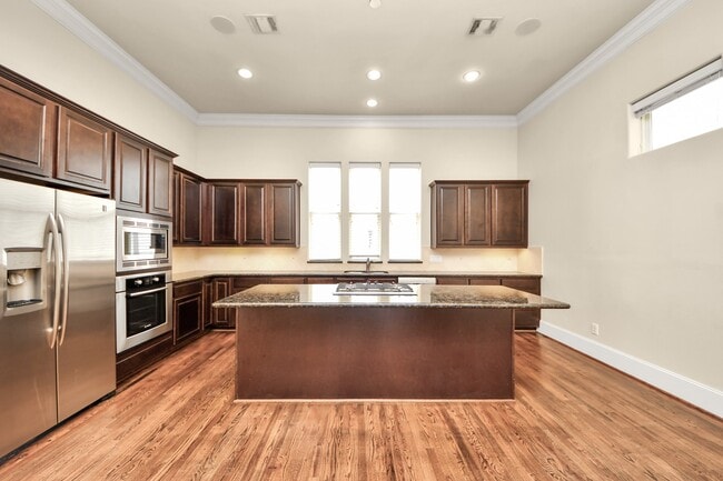 Photo - 210 E 28th St