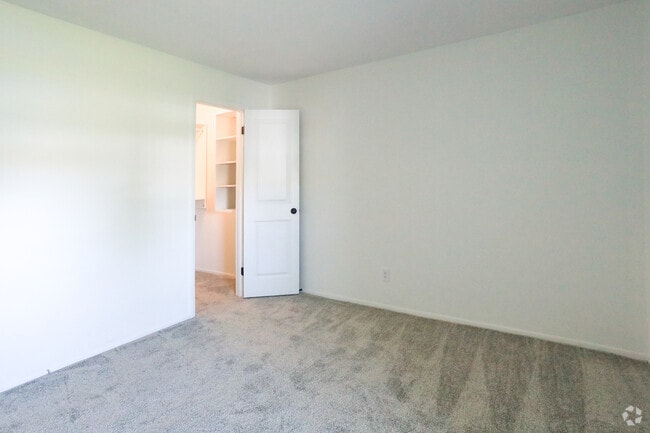 1BR, 1BA, 640SF