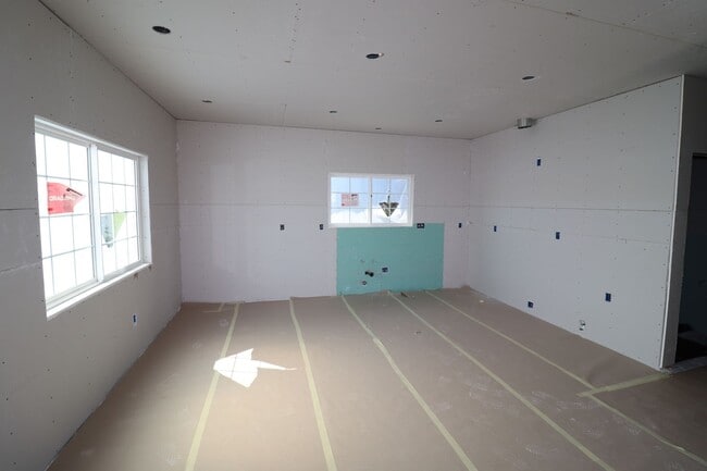 Building Photo - 684 N Cambridge St