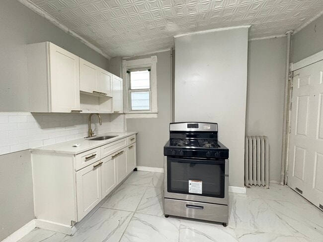 Building Photo - 721 Bergen St Unit 1 Rental