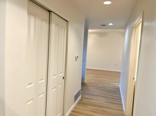 Photo - 4454 E 3rd St Unidad 1