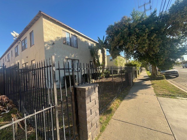 17037/17043/17049 Vanowen St.