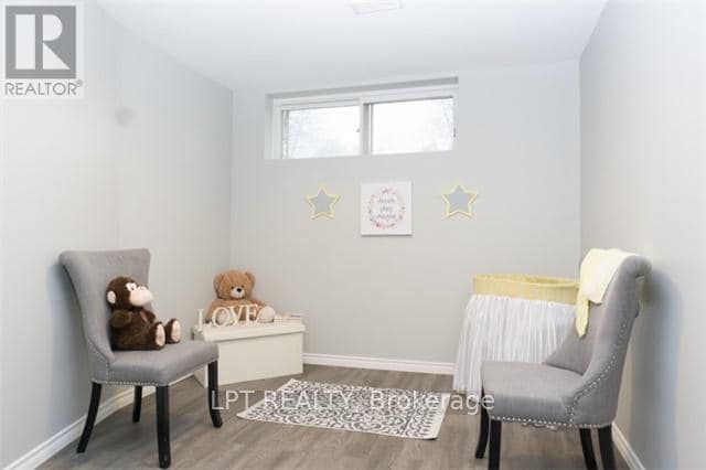 Photo - 358 Adelaide Ave E