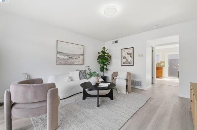 Photo - $3,150 / 2 BR - Updated Townhome in Prime Union City!