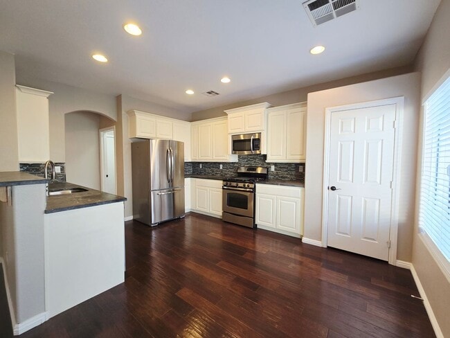 Photo - 3 BEDROOM & 2.5 BATH TOWNHOME LOCATED IN GREEN VALLEY  HENDERSON