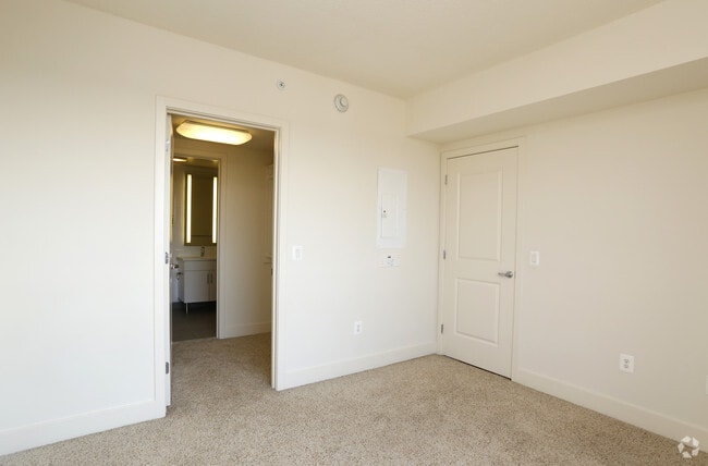 1BR, 1BA - 753 SF