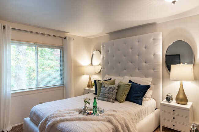 2BR, 1BA - 850SF