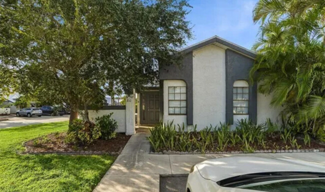 Photo - 210 SW Sterret Cir House