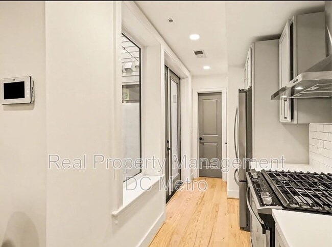 Photo - 811 Upshur St NW Unidad 1