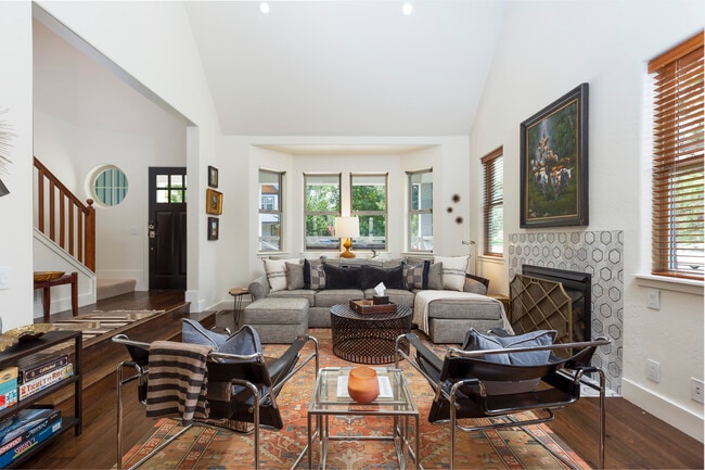 Photo - 405 Meadow Ct