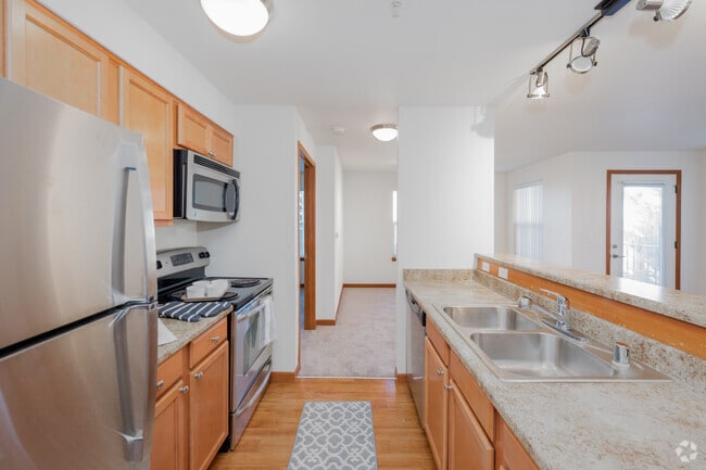 2BR, 1BA - 740SF - Kitchen
