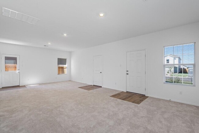 Photo - 230 Gabbro Gdns