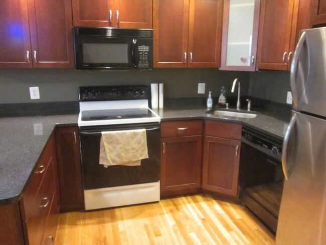 Building Photo - 202 W 9th St Unit 2