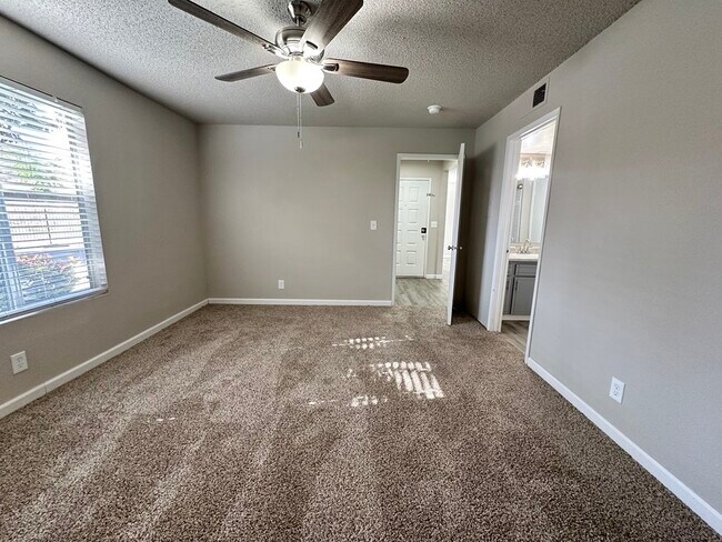 Planta baja 1x1 - Dormitorio - Creekside Apartments