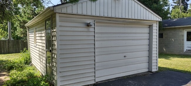 Photo - Charming Mid-Century Ranch in North Linden!