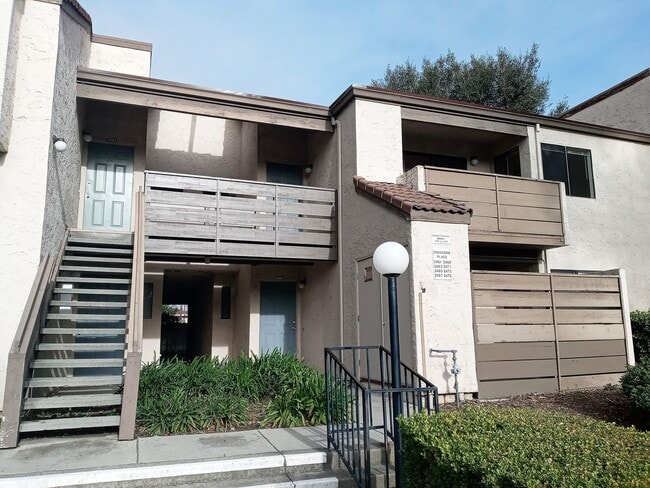 Building Photo - Spacious First Floor 2bd Condo With Laundr...