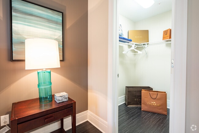 1BR, 1BA - Deco at CNB