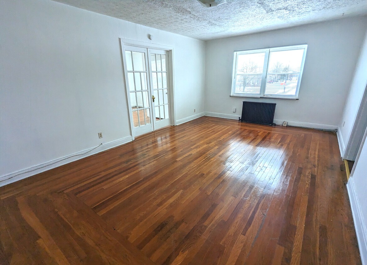 Living Room - 7620 Hamilton Ave (Cincinnati, OH)