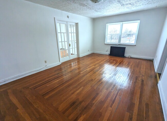 Living Room - 7620 Hamilton Ave Apartamentos Unidad 1