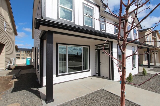 Building Photo - Modern design 3-bed, 2.5 bath duplex available.