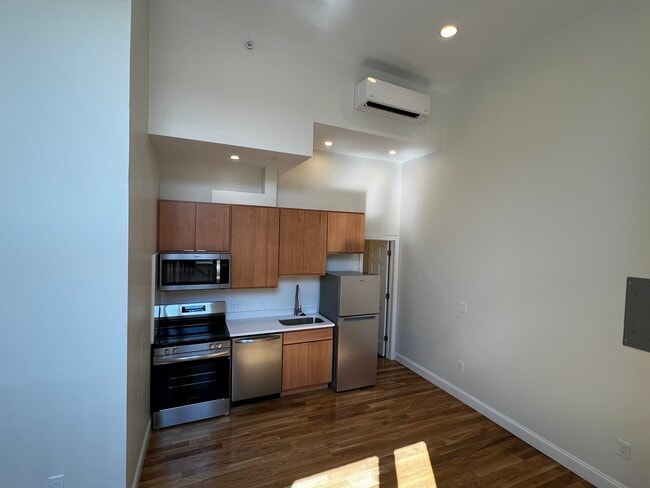 Building Photo - 2 Blossom St Rental