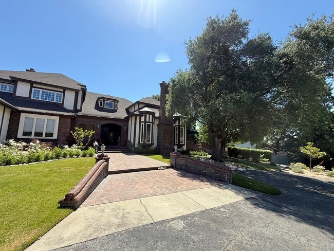 533 E Sierra Madre Ave