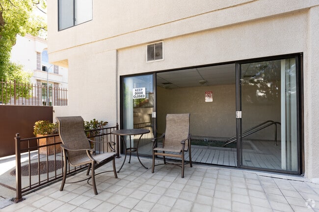 Jacuzzi & Patio - Courtyard Apartments