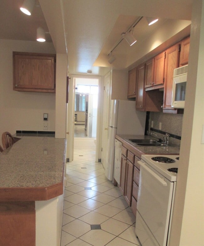 Photo - TOP FLOOR South Boulder 1 BD AVAILABLE NOW... Unidad 660-302