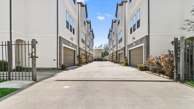 Photo - 833 Wakefield Dr Unit B