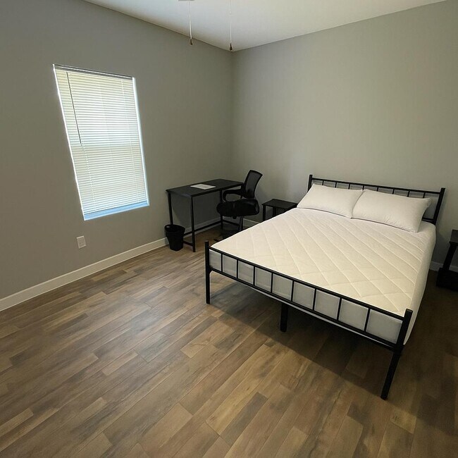 Photo - 427 E Southcross Blvd