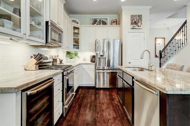 Photo - 5805 Larkin St