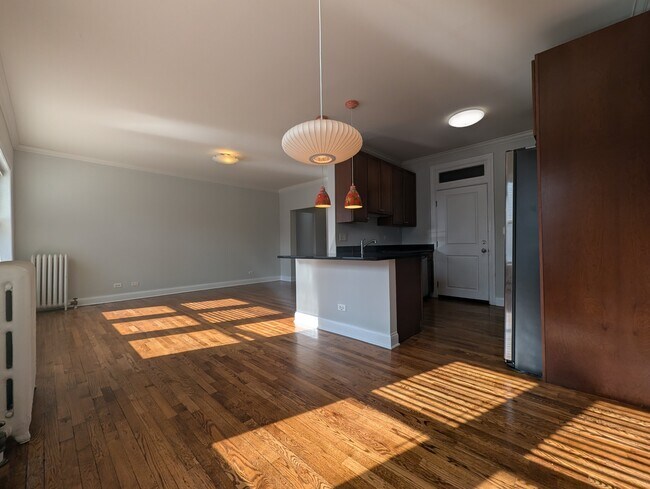 Photo - 736 W Addison St