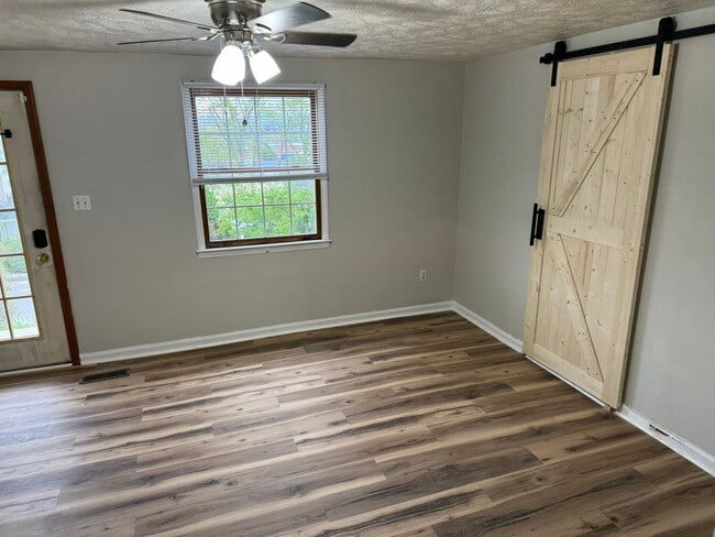 Photo - 114 Edgemont Dr