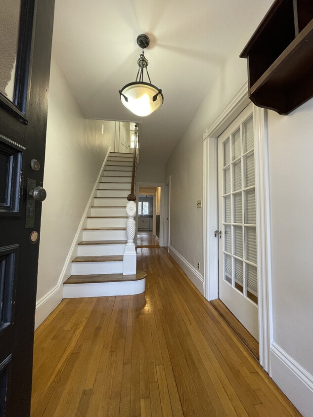 The entrance hall - 11 Maple Cir (Newton, MA)