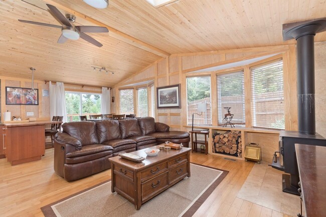 Building Photo - Stylish & Spacious Mountain Home – Fully U...