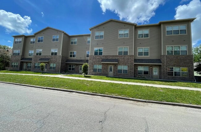 Modern 2 Bedroom / 2 Bath – 2 Blocks from K-State | Newer Construction - Modern 2 Bedroom / 2 Bath – 2 Blocks from K-State | Newer Construction Unit 13